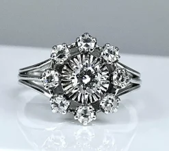 Bague marguerite en or blanc et diamants