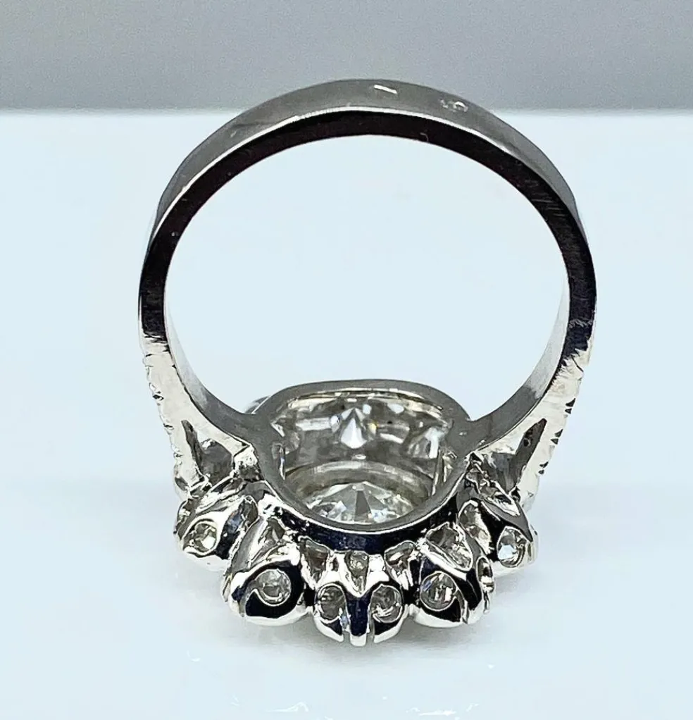 Bague marguerite en or blanc et diamant