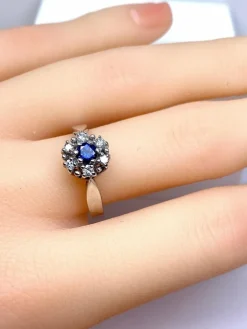 Bague marguerite en or blanc 18 carats, saphir et diamants