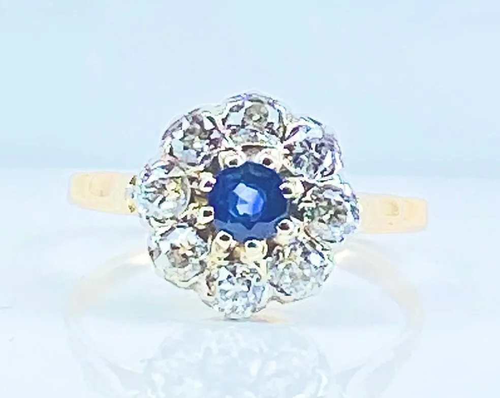 Bague marguerite en or blanc en saphir et diamants