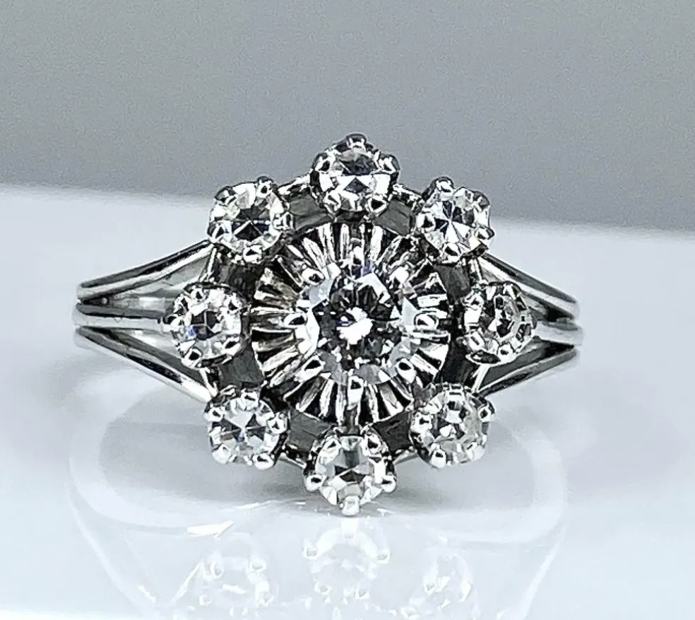 Bague marguerite en or blanc et diamants