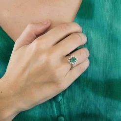 Bague marguerite en or gris, émeraude et diamants
