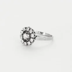 Bague marguerite en or gris et diamants