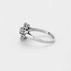 Bague marguerite en or gris et diamants