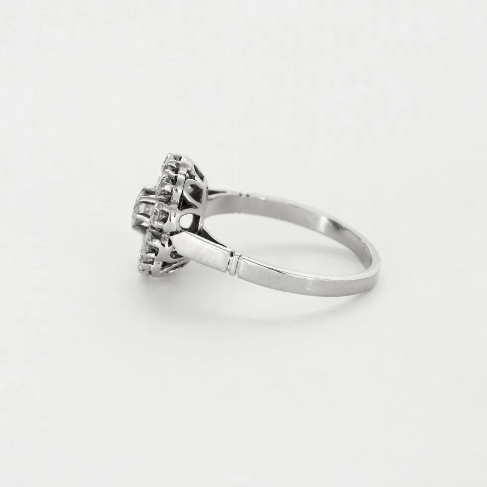 Bague marguerite en or gris et diamants