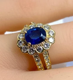 Bague marguerite en or jaune 18 carats, saphir et diamants