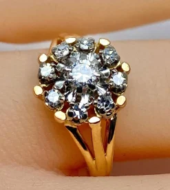 Bague marguerite en or jaune 18 carats et diamants, vers 1960
