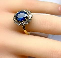 Bague marguerite en or jaune 18 carats, saphir 3,50 carats et diamants
