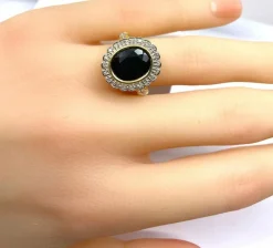 Bague marguerite en or jaune 18 carats, saphir et diamants