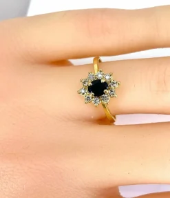 Bague marguerite en or jaune 18 carats, saphir et diamants