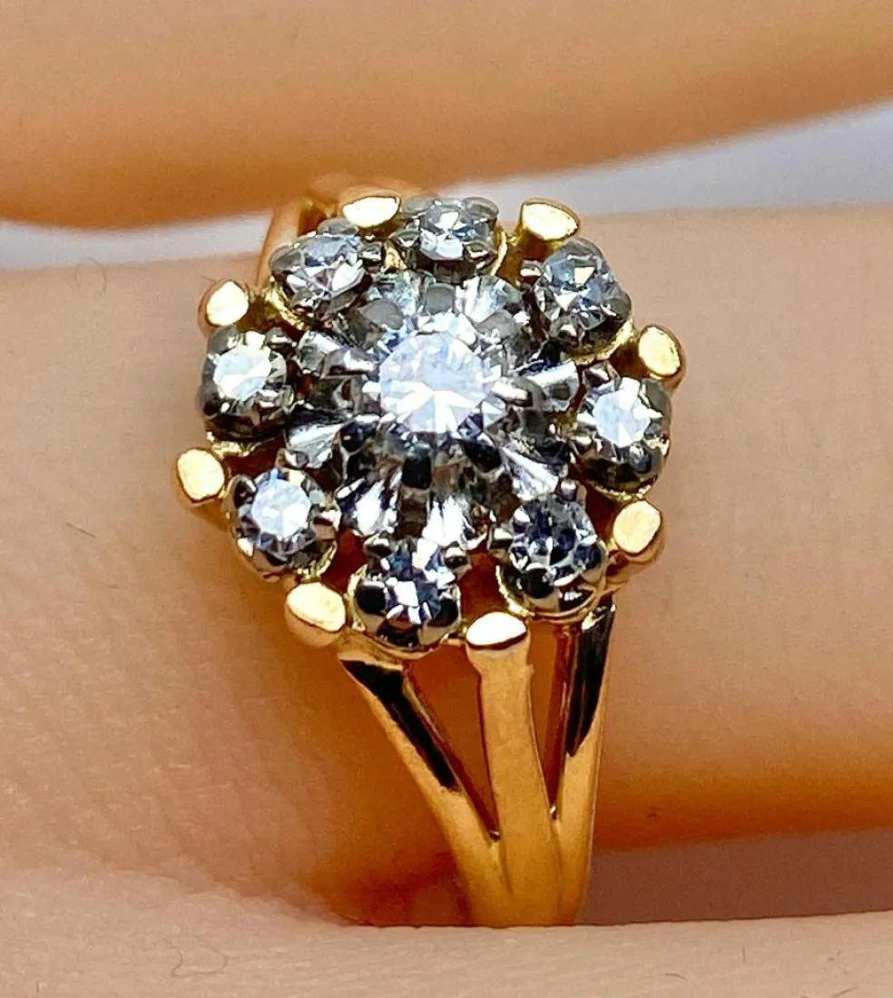 Bague marguerite en or jaune 18 carats et diamants, vers 1960