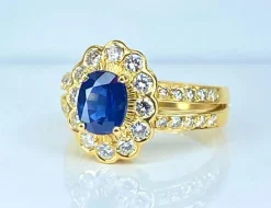 Bague marguerite en or jaune 18 carats, saphir et diamants