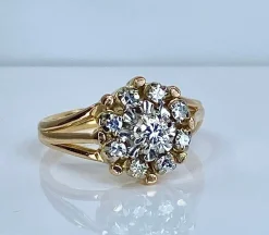 Bague marguerite en or jaune 18 carats et diamants, vers 1960