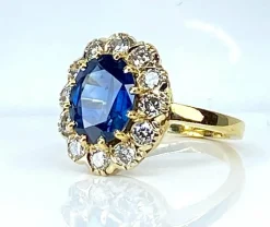 Bague marguerite en or jaune 18 carats, saphir 3,50 carats et diamants
