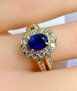 Bague marguerite en or jaune 18 carats, saphir et diamants
