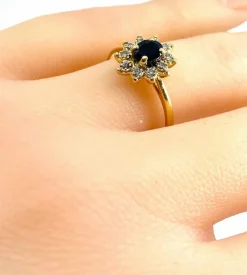 Bague marguerite en or jaune 18 carats, saphir et diamants