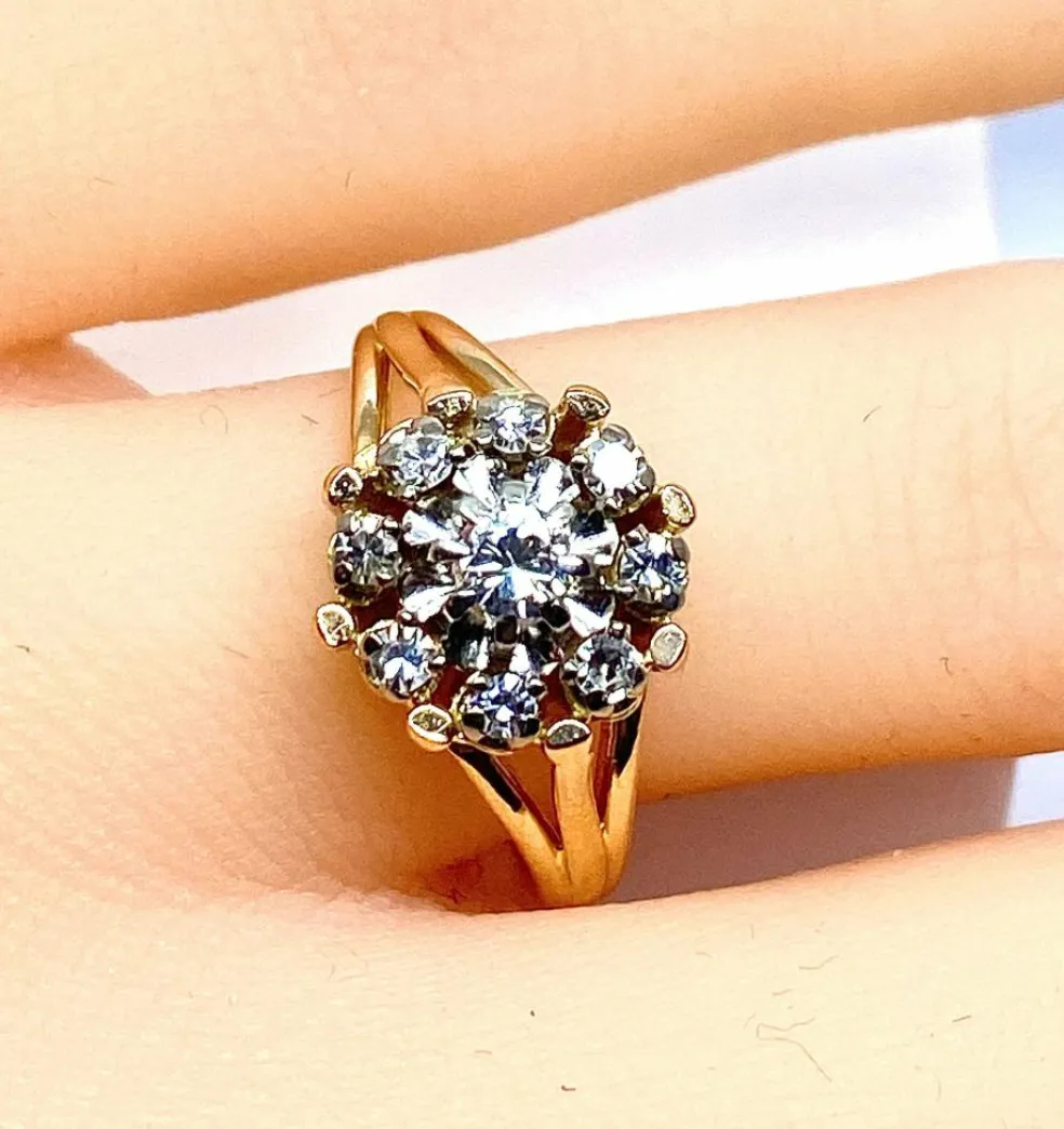 Bague marguerite en or jaune 18 carats et diamants, vers 1960