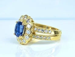 Bague marguerite en or jaune 18 carats, saphir et diamants