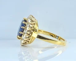 Bague marguerite en or jaune 18 carats, saphir 3,50 carats et diamants