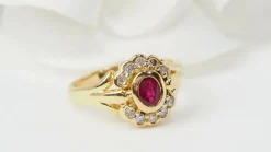 Bague marguerite en or jaune, rubis et diamants