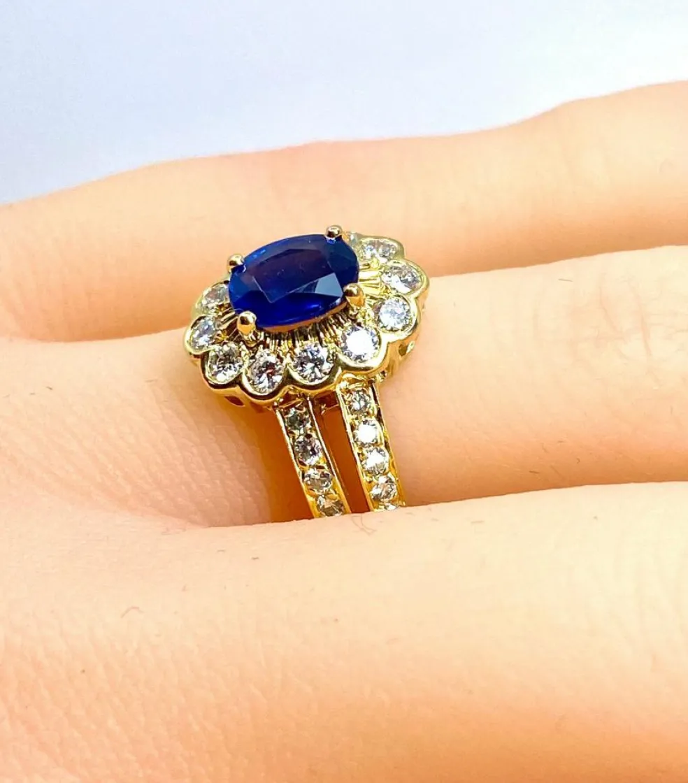 Bague marguerite en or jaune 18 carats, saphir et diamants
