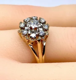 Bague marguerite en or jaune 18 carats et diamants, vers 1960