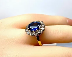 Bague marguerite en or jaune 18 carats, saphir 3,50 carats et diamants