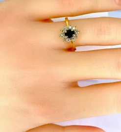 Bague marguerite en or jaune 18 carats, saphir et diamants