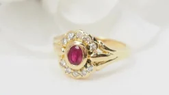Bague marguerite en or jaune, rubis et diamants