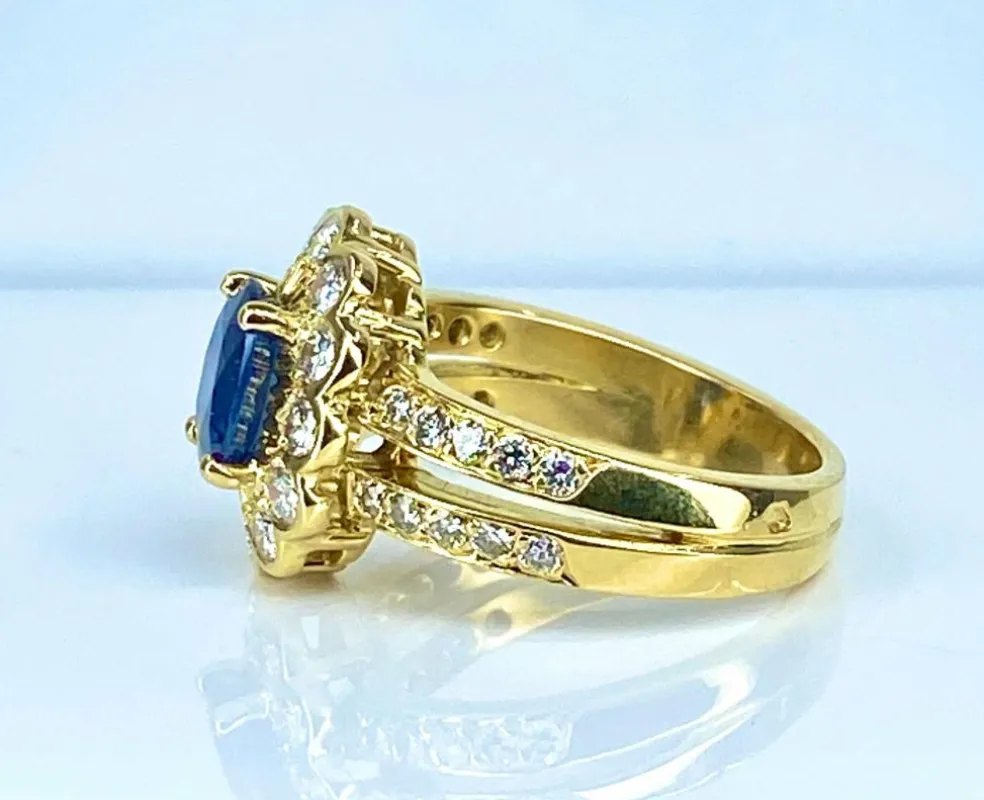 Bague marguerite en or jaune 18 carats, saphir et diamants