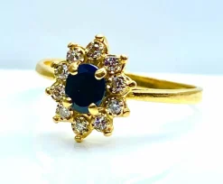 Bague marguerite en or jaune 18 carats, saphir et diamants