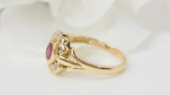 Bague marguerite en or jaune, rubis et diamants