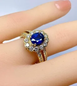 Bague marguerite en or jaune 18 carats, saphir et diamants