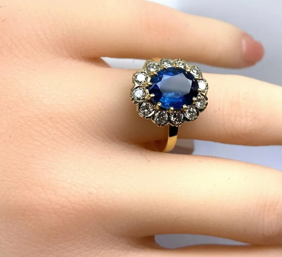 Bague marguerite en or jaune 18 carats, saphir 3,50 carats et diamants