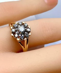 Bague marguerite en or jaune 18 carats et diamants, vers 1960