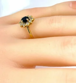 Bague marguerite en or jaune 18 carats, saphir et diamants