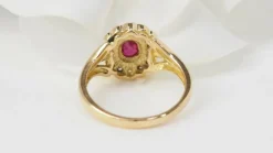 Bague marguerite en or jaune, rubis et diamants