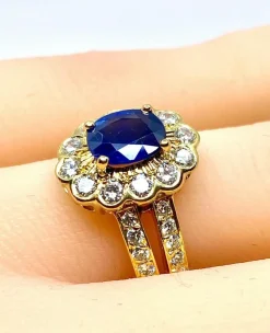 Bague marguerite en or jaune 18 carats, saphir et diamants