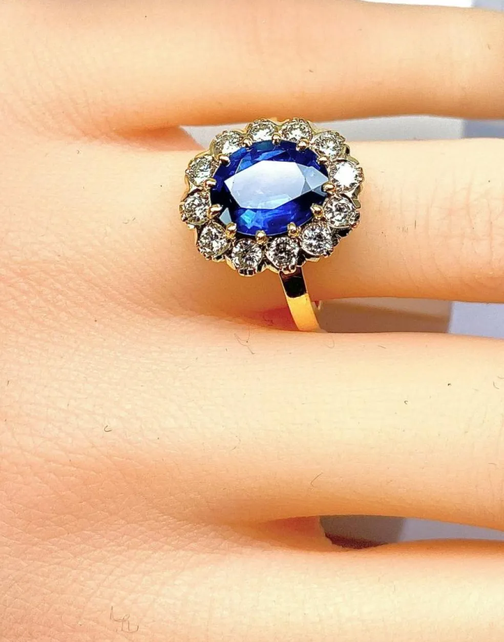 Bague marguerite en or jaune 18 carats, saphir 3,50 carats et diamants