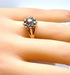 Bague marguerite en or jaune 18 carats et diamants, vers 1960