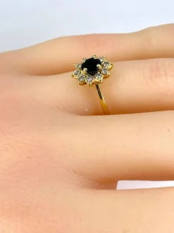 Bague marguerite en or jaune 18 carats, saphir et diamants