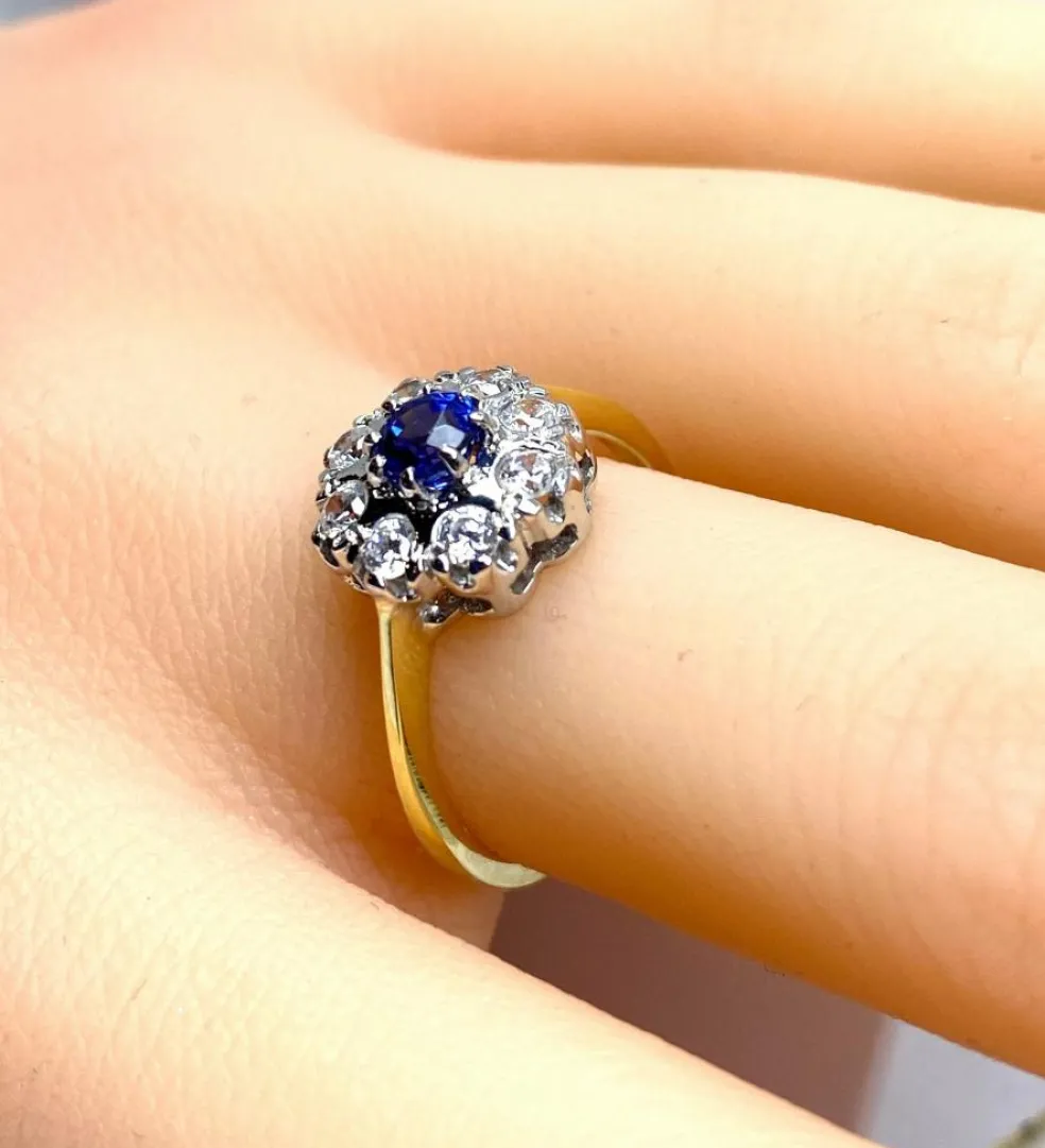 Bague marguerite en or, saphir et diamants