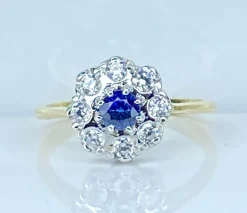 Bague marguerite en or, saphir et diamants