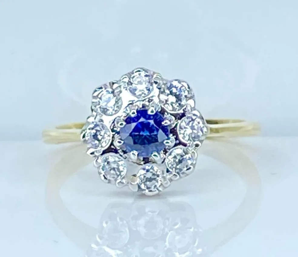 Bague marguerite en or, saphir et diamants