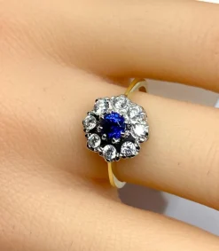 Bague marguerite en or, saphir et diamants
