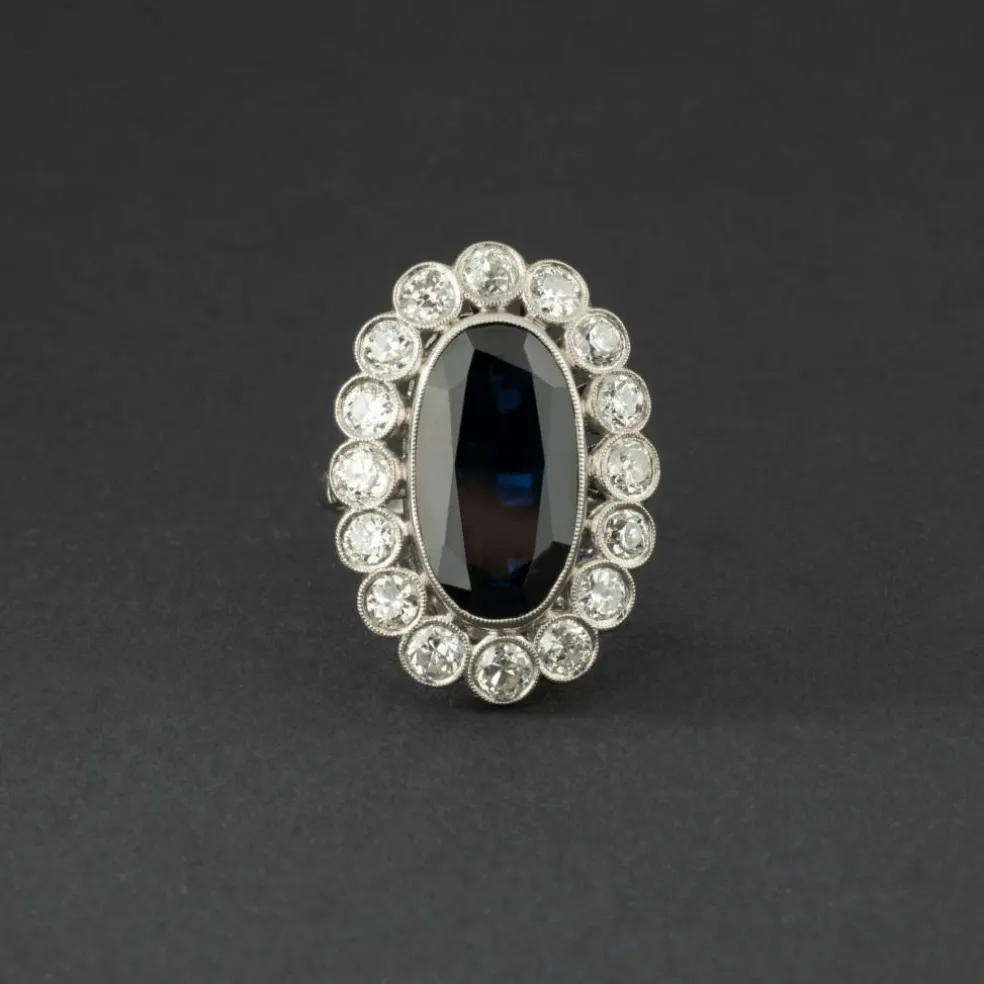 Bague marguerite en platine, saphir et diamants.