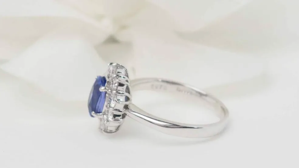 Bague marguerite en platine, tanzanite et diamants