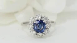 Bague marguerite en saphir de Ceylan et diamants
