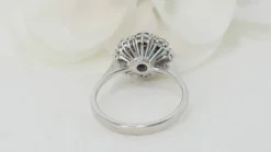 Bague marguerite en saphir de Ceylan et diamants