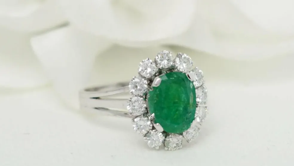 Bague Marguerite émeraude ovale et diamants